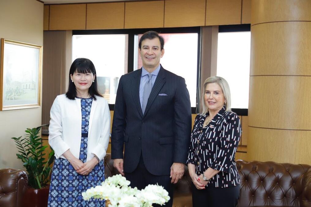 Silvio Ovelar y Hermelinda Alvarenga junto con la Dra. Yoko Fujikake, se reunieron para hablar sobre el desarrollo de un proyecto de agroturismo que se comenzará a impulsar entre Japón y Paraguay. Foto: Gentileza