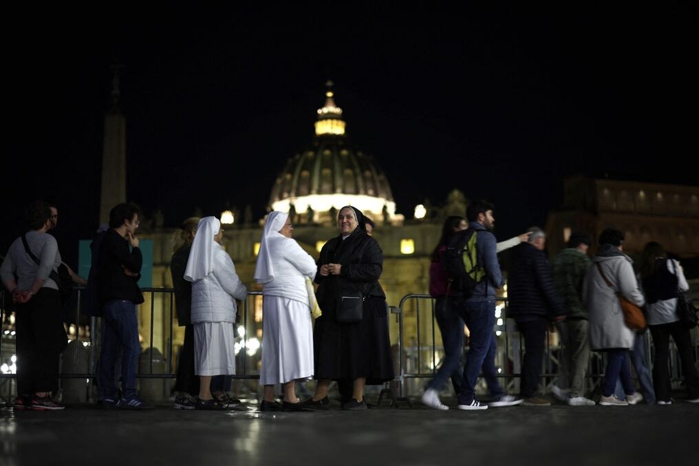 Miles de personas forman fila para despedir al papa Francisco que falleció el lunes último. Foto: AFP