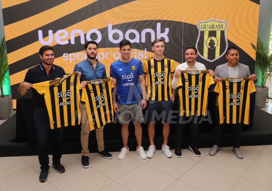 Guaraní presentó sus nuevas indumentarias con participación de jugadores del plantel principal.FOTO: ROBERTO ZARZA NACIÓN MEDIA