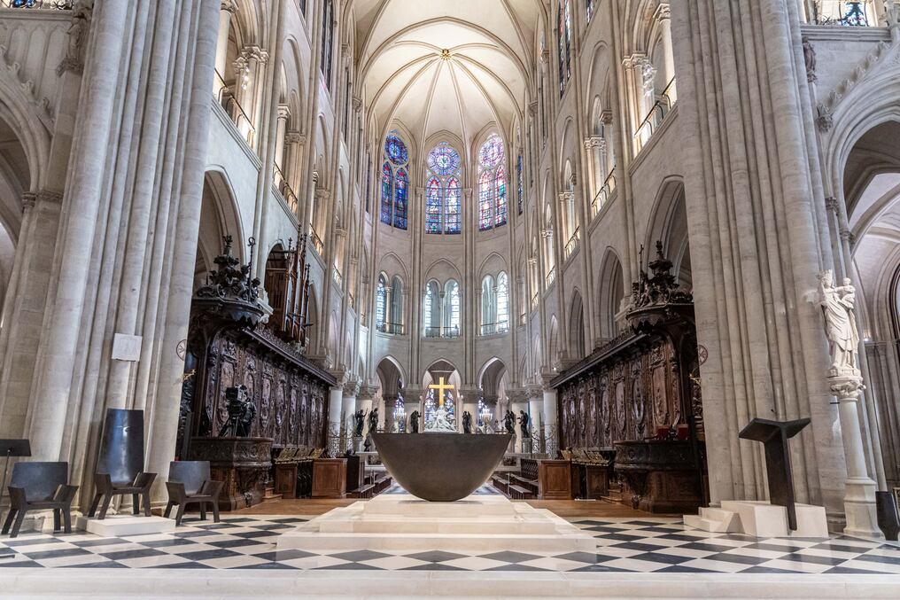 Un nuevo altar diseñado por el artista y diseñador francés Guillaume Bardet, en la catedral de París. Foto: Christophe Petit Tesson/AFP