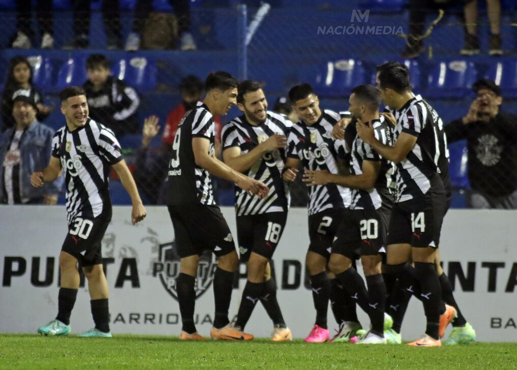 Festejo del segundo gol liberteño convertido por Antonio Bareiro (foto: Emilio Bazán)
