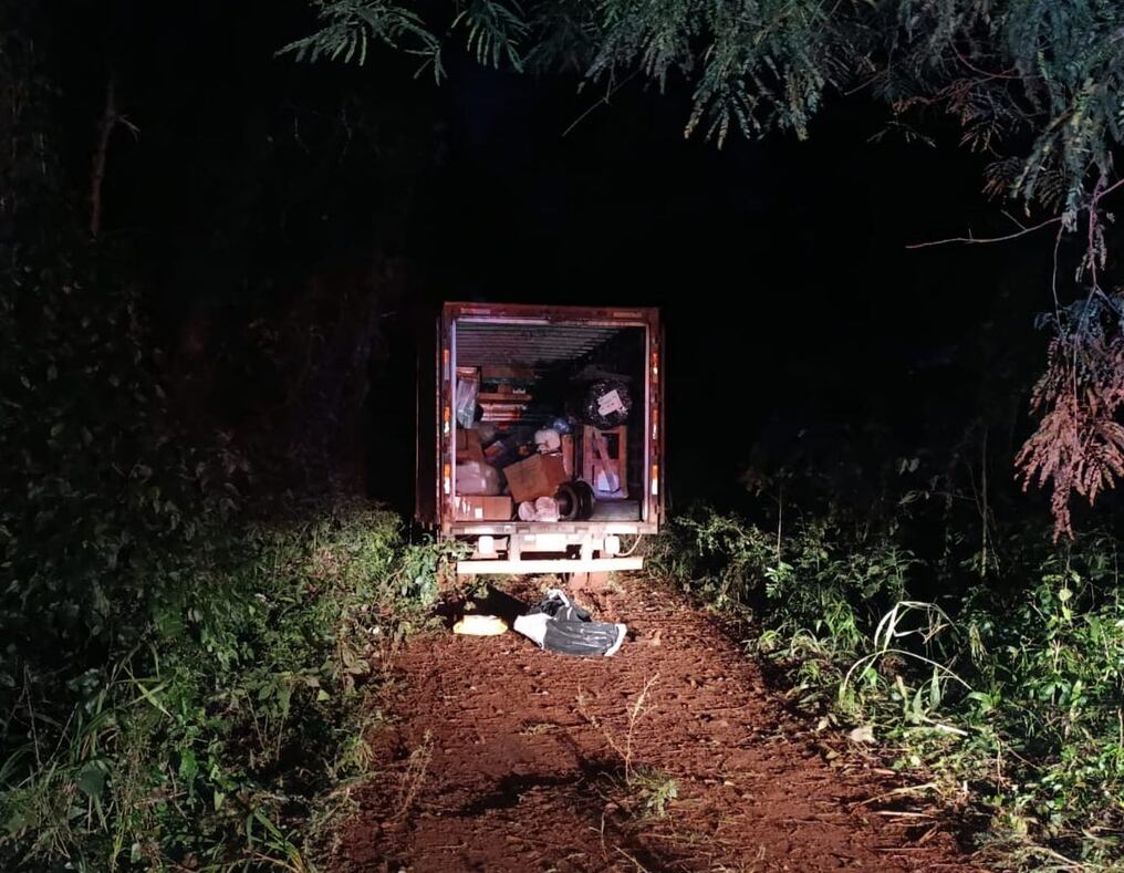 Los investigadores continúan indagando para dar con los autores del asalto a camión transportador en Itapúa. Foto: Gentileza.