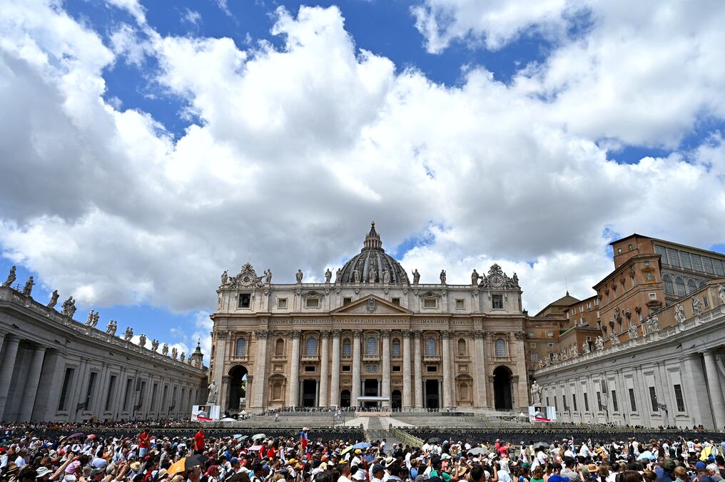Los fieles se reúnen frente a la Basílica de San Pedro mientras el Papa León XIV se dirige a la multitud desde la ventana del Palacio Apostólico durante su oración del Ángelus en el Vaticano. Foto: Alberto Pizzoli/AFP