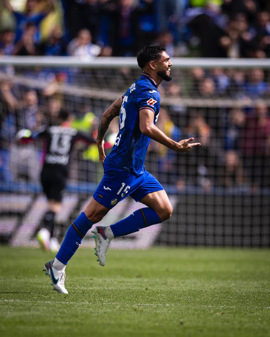 El futbolista paraguayo Omar Alderete festeja su conquista de cabeza, pero su equipo, el Getafe, cayó ante Las Palmas. Foto: @GETAFE