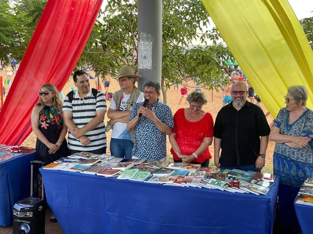 Escritores y artistas realizaron un encuentro innovador con lectores en la costanera de la capital de Itapúa. Foto: SEP