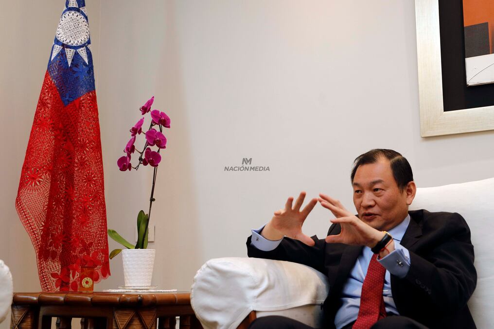 El embajador José Chih-Cheng Han habló de la importancia de apostar por la educación superior. Foto: Emilio Bazán