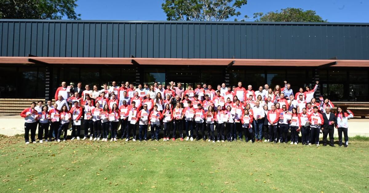 Peña distingue al Team Paraguay por sus logros deportivos