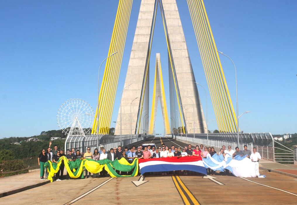 Desde diferentes sectores se impulsa la habilitación del paso por el Puente de la Integración que une Pdte. Franco, Paraguay, con Foz de Iguazú, Brasil. Los trabajos culminaron, pero las obras anexas todavía. Foto: Gentileza