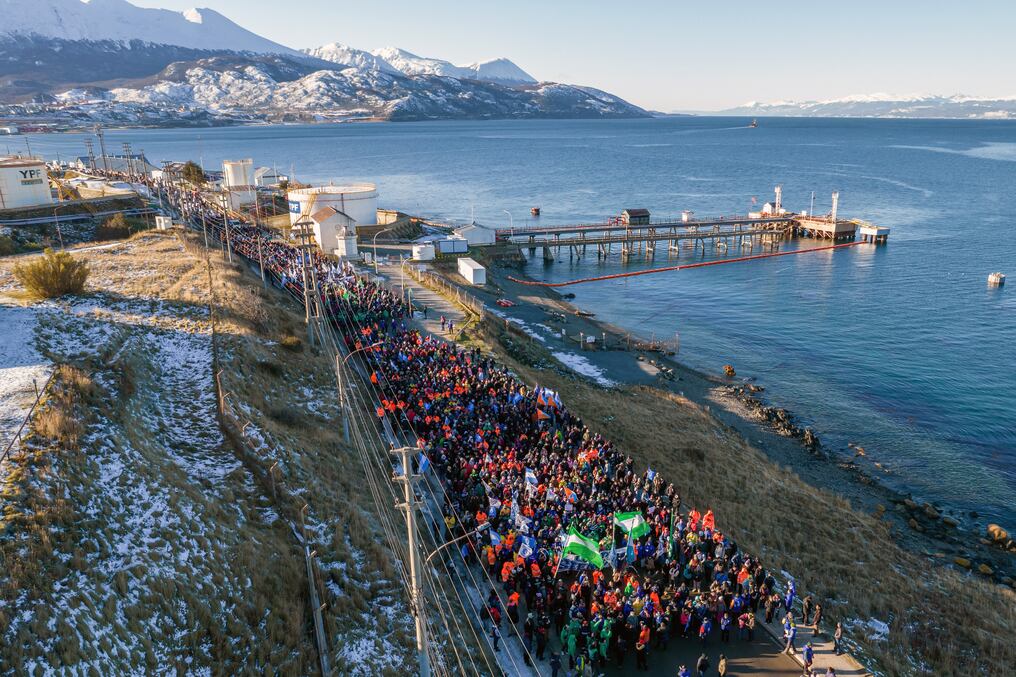 Trabajadores de la electrónica y sindicatos marchando contra la política arancelaria del Gobierno argentino en Ushuaia. Foto: Cristian Urrutia/AFP