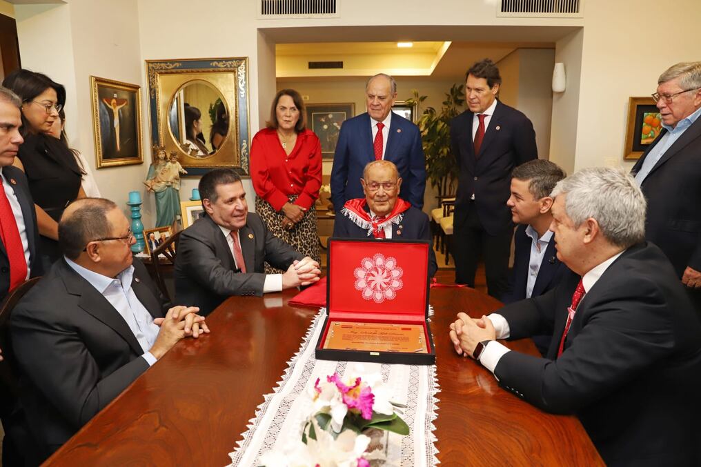 Autoridades del Partido Colorado que llegaron hasta la residencia del Ing. Rodolfo Gill Duarte lo destacaron como un gran luchador a favor de la democracia de nuestro país y gran dirigente colorado. Foto: Gentileza