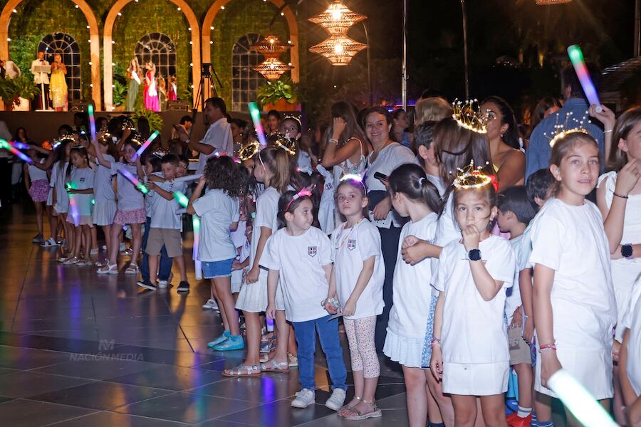 Los niños, con coronas y bastones de luces, sumaron brillo, alegríay ternura a la tradicional ceremonia