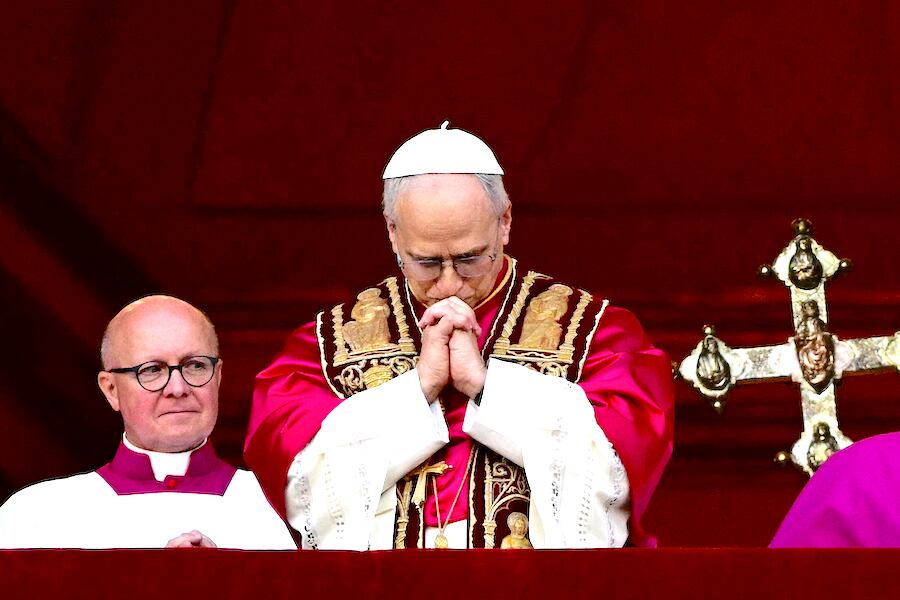 Robert Prevost asumió como el papa León XIV el día de ayer, tras la elección de los cardenales en la capilla Sixtina del Vaticano.FOTO: AFP