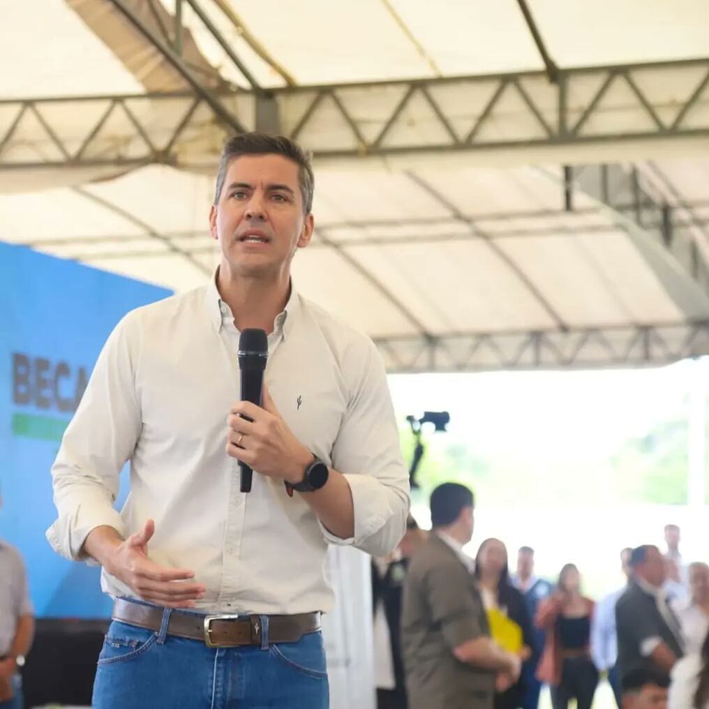 El presidente Santiago Peña aseguró en Paraguarí que la educación ha sido y sigue siendo hoy uno de los principales elementos de sus políticas públicas. Foto: Gentileza