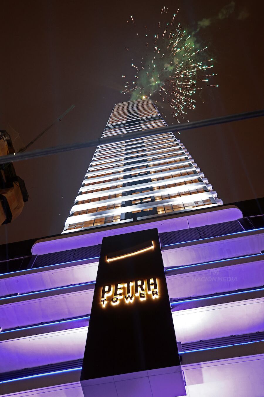 Fuegos artificiales en la inauguracin de Petra Tower, el majestuoso edificio de 44 pisos que marca un hito en el desarrollo inmobiliario del pas
