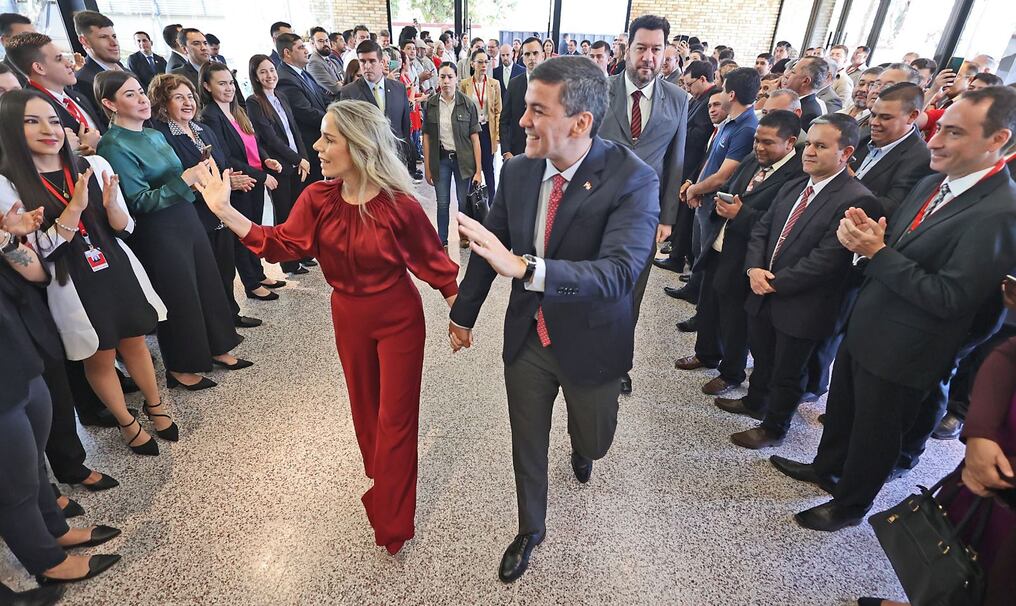 Santiago Peña y su esposa Leticia Ocampos destacaron que lo único que han recibido desde el 15 de agosto fue el reconocimiento por la excelente coordinación del traspaso de mando. Foto: Gentileza