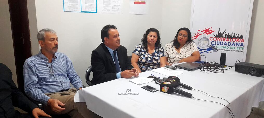 Oscar Melgarejo, Victor Enriquez, Gricelda Fernández y Magdalena Montiel, integrantes de la Contraloría Ciudadana, durante la conferencia de prensa de hoy. Foto: Dolly Galeano