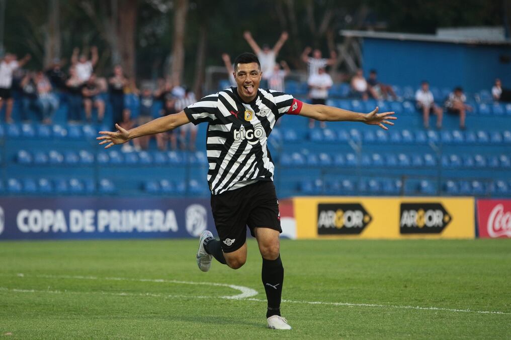 El liberteño Óscar Cardozo, la figura del partido, festeja su gol, el primero del único líder (foto: Eduardo Velázquez)