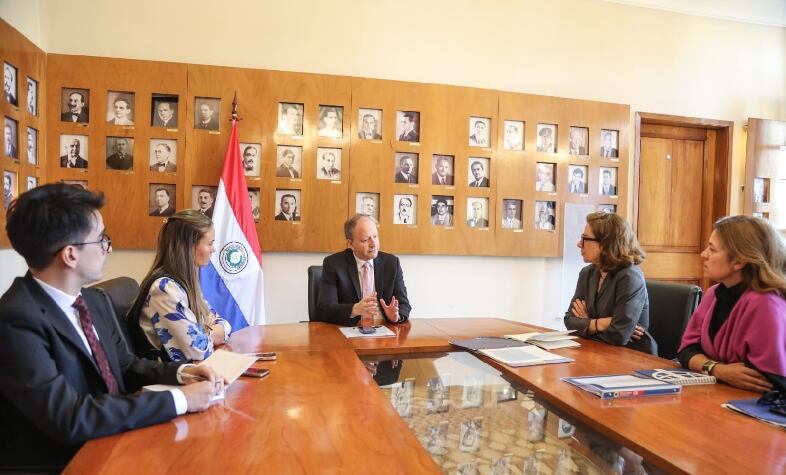 El ministro de Hacienda, Carlos Fernández Valdovinos, mantuvo una reunión de trabajo con una delegación del Banco Mundial en la sede ministerial. Foto: Gentileza