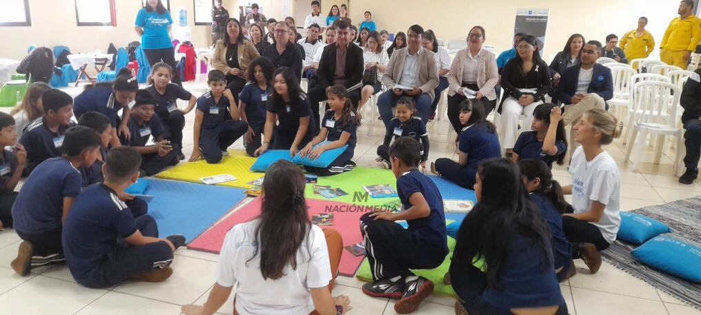 Acto de activación de la campaña ¡Vamos a  la escuela! del MEC y Unicef, en la sede municipal de Minga Guazú. Se busca propiciar la matriculación escolar, ante la alta deserción de niños, niñas y adolescentes de la educación. Foto: Dolly Galeano