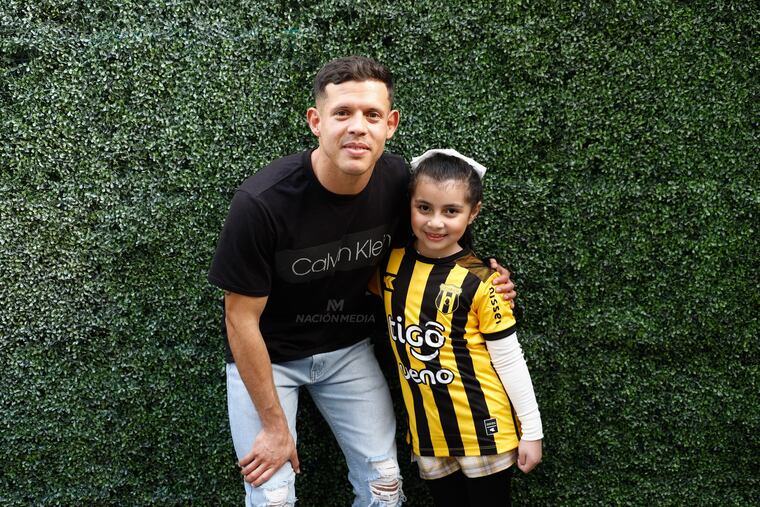 La camiseta, con el número 10, el mismo que usa el talentoso jugador Mathias Martínez, fue entregada en un momento especial que se transmitió en vivo. Foto: Emilio Bazán - Nación Media.