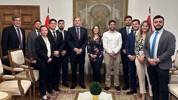 La comitiva de parlasurianos se interiorizó sobre las acciones diplomáticas para suspender el cobro del peaje en la hidrovía. Foto: Gentileza
