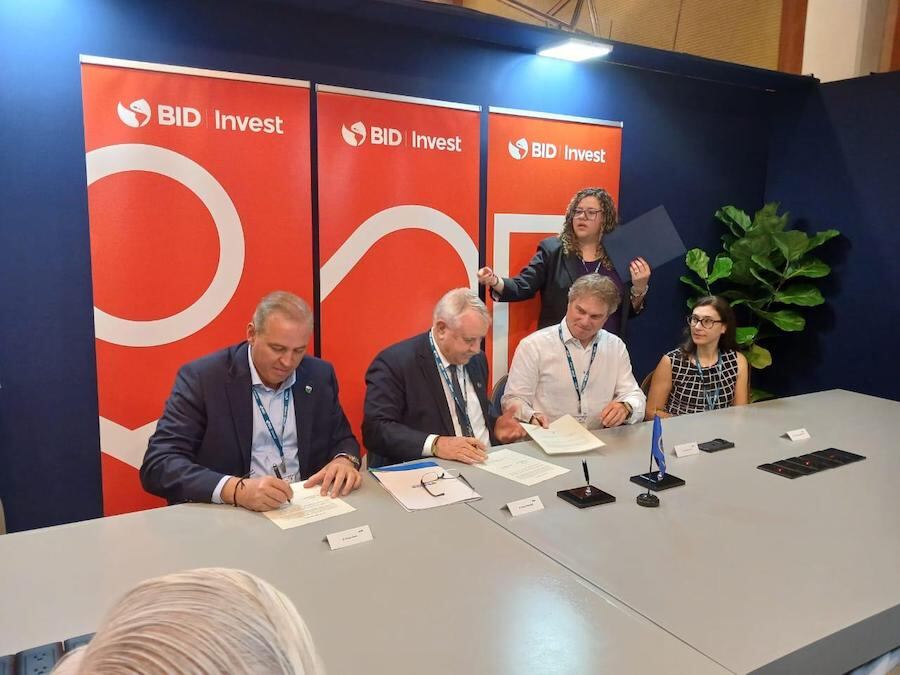 Momento en que representantes de Bancop y del BID Invest firman el acuerdo que fortalece el financiamiento a pequeños y medianos productores paraguayos.