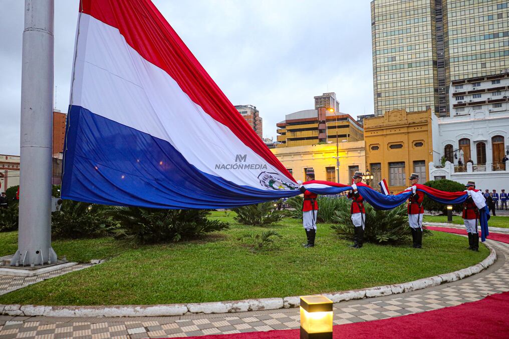 En el marco de las celebración de la independencia de la República del Paraguay, el presidente de Santiago Peña, acompañado de otras autoridades, encabezó el izamiento de la bandera en el Palacio de Gobierno. Foto: Eduardo Velázquez