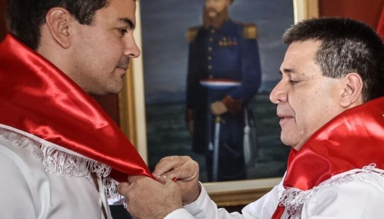 Santiago Peña recibe el pañuelo colorado el día de su afiliación.