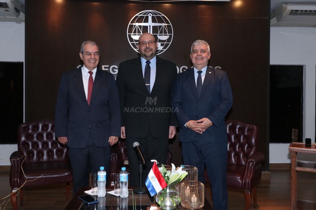 El Colegio de Abogados del Paraguay rindió un homenaje al Dr. Manuel Riera Escudero, por su trayectoria y significativa contribución al campo jurídico. Foto: Cristóbal Núñez