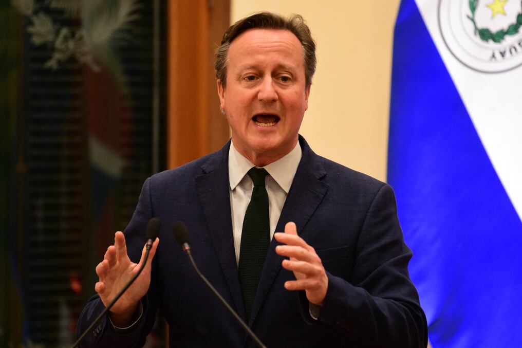 El ministro David Cameron llegó ayer martes a Paraguay, luego de iniciar su gira con una visita a las Islas Malvinas. Foto: AFP