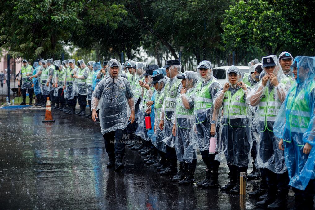 En un acto de servicio, la Policía Nacional realizó la recolección de basuras dejadas por los campesinos luego de la marcha en Asunción. Foto: Emilio Bazán