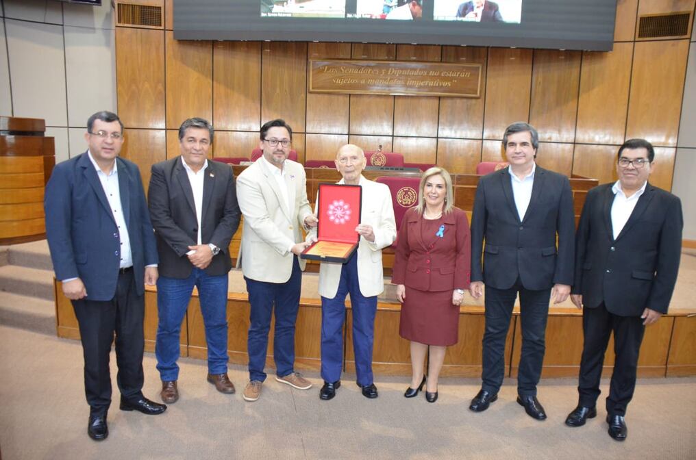 El Senado reconoció la trayectoria del exsenador Evelio Fernández en el 2022. Foto: Gentileza