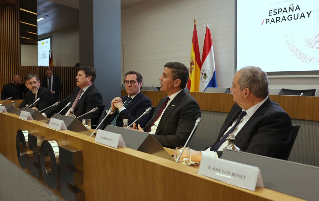 El presidente Santiago Peña, durante el conversatorio organizado por la Confederación Española de Organizaciones Empresariales. Foto: Gentileza