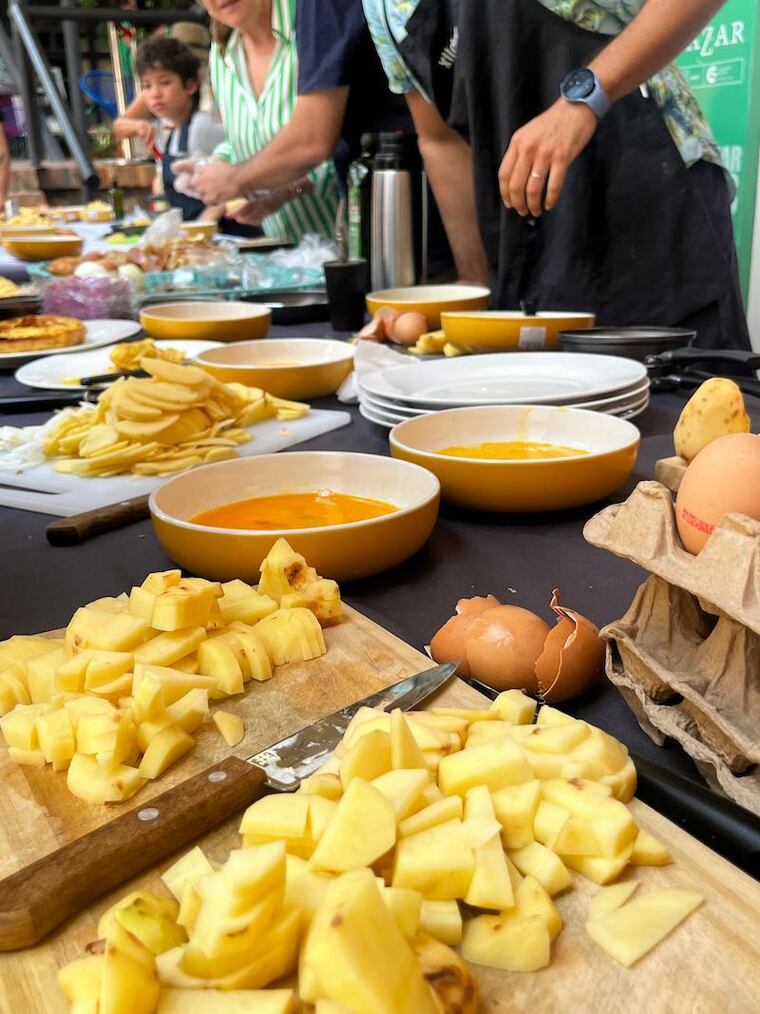 Taller de Tortilla española, una de las propuestas del picnic del “Juande”. Foto: Gentileza