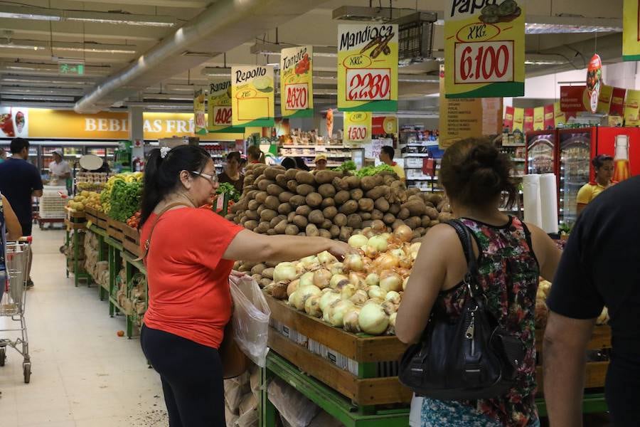 La política salarial debe prever que con el aumento los asalariados no tengan que pagar por precios más elevados. Foto: Archivo