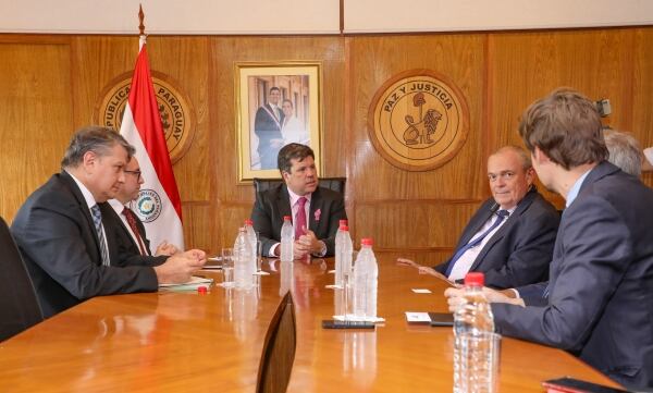 El ministro de Industria y Comercio, Javier Giménez, mantuvo un encuentro con autoridades de la Cámara de Comercio Paraguayo-Alemana y representantes del sector privado de Alemania. Foto: Gentileza