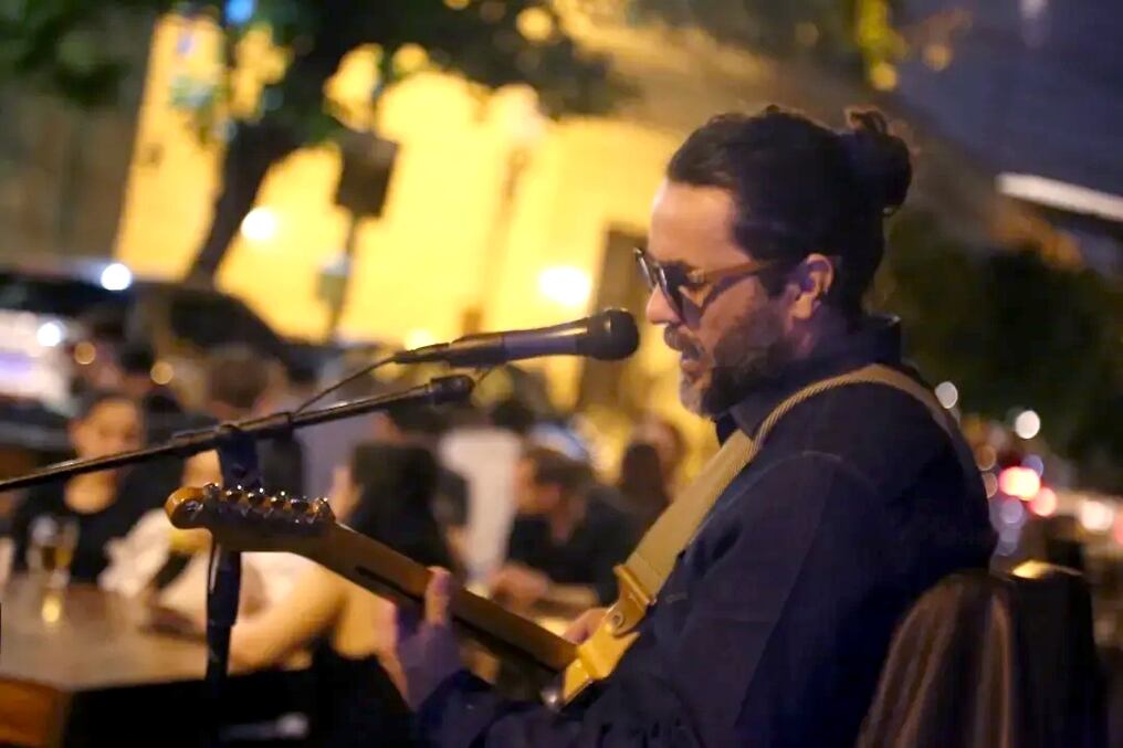 El guitarrista Giovanni Mbae y dos músicos actuarán al mediodía en el populoso centro comercial de Asunción. Foto: @giovannimbae