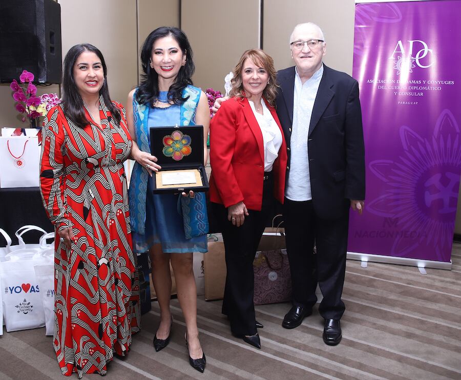 La nueva presidenta de la Asociación de Damas y Cónyuges del Cuerpo Diplomático y Consular Carolina de Castaños; la homenajeada, Silvia Morimoto, representante del PNUD en Paraguay; Adriana Cabelluzzi de Ramírez y Nicolás Latourrette Bo. Foto: Mariana Díaz