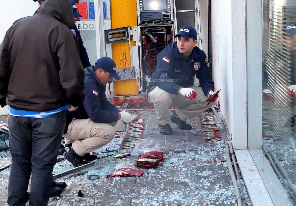El cajero quedó destruido por la explosión, así como los billetes inutilizados. Foto: Atilio Fernández