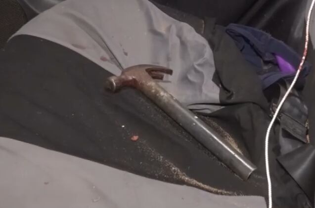 El martillo utilizado para golpear al conductor.