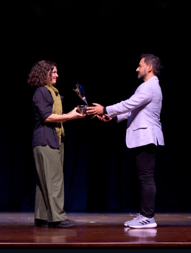 Regina Rial Banti recibió el Premio DOCPY de manos de Marcelo Sandoval. Foto: Instagram - @docparaguay