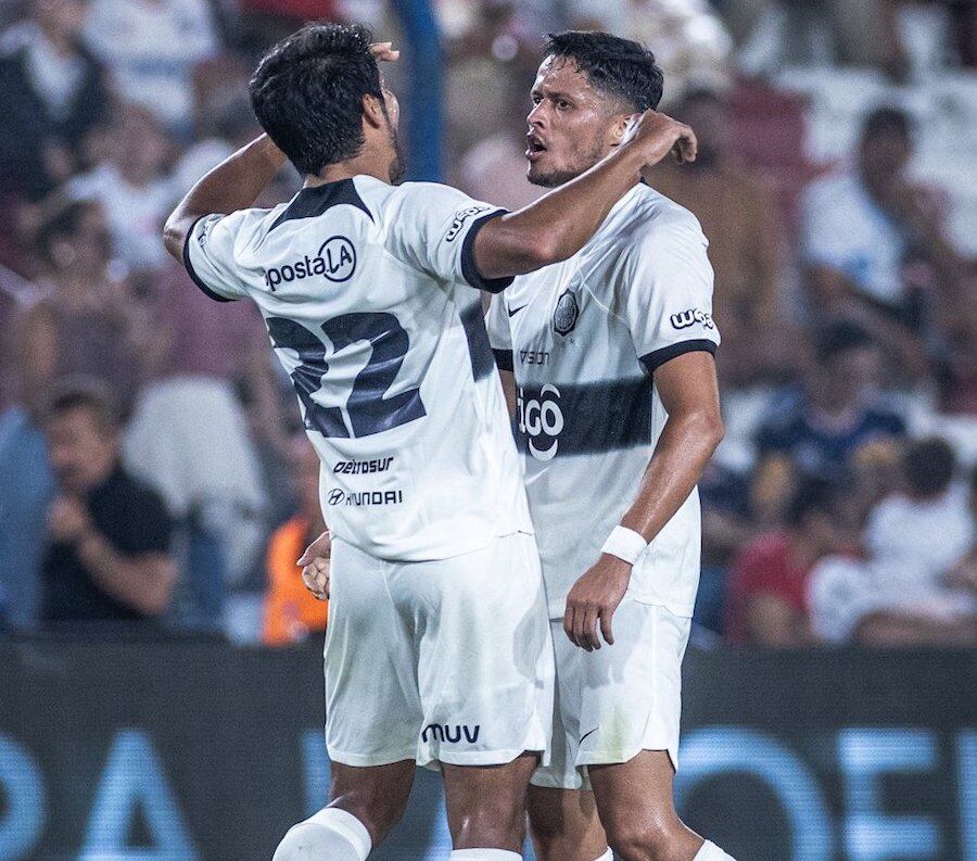 Robert Rojas felicita a Alex Franco por su golazo ante Nacional de Montevideo. El Franjeado ya está listo para las competencias oficiales.FOTO: CLUB OLIMPIA