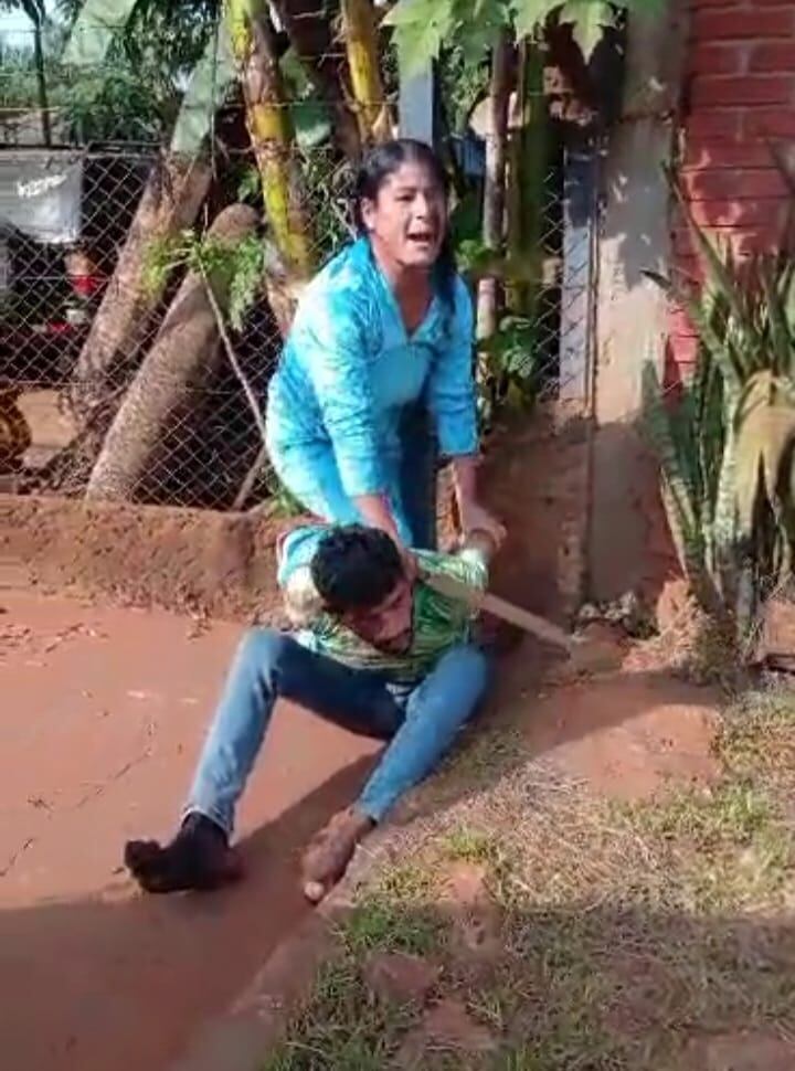 Con uso de machete vecinos redujeron a un presunto ladrón en flagrancia. Ocurrió esta mañana en el barrio San Juan del km 8 Acaray de Ciudad del Este. Foto: Gentileza