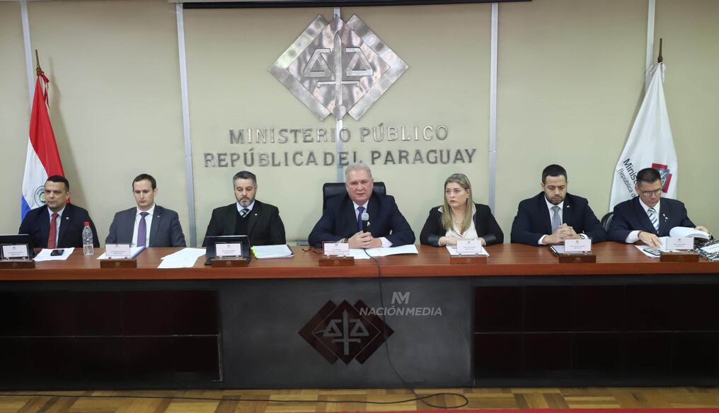 El titular del Ministerio Público, Emiliano Rolón Fernández, junto con una comitiva de agentes fiscales brindó detalles sobre el proceso de la investigación que busca descubrir quién o quiénes fueron los autores intelectuales del crimen de Marcelo Pecci. Foto: Jorge Jara