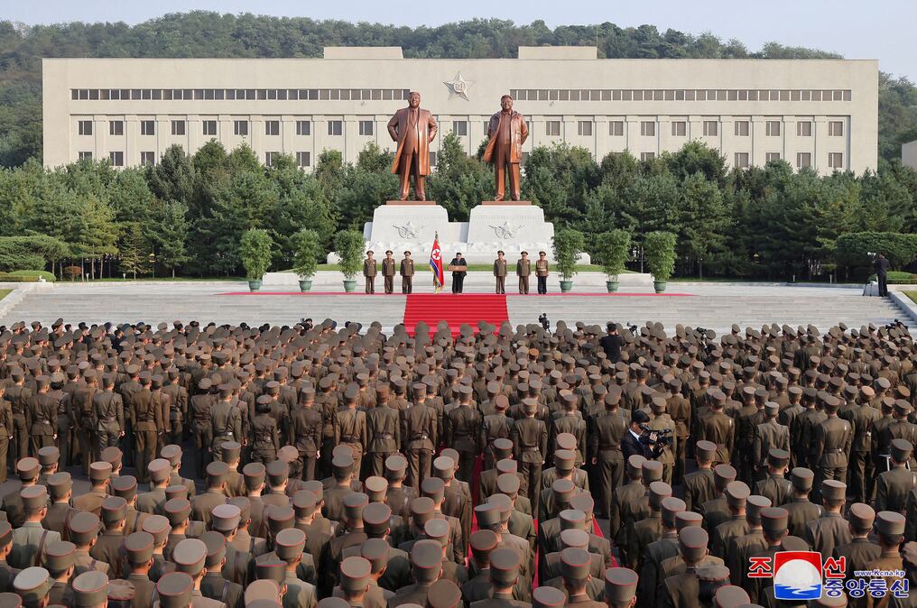 El líder norcoreano Kim Jong Un pronunció un discurso en la Universidad de Defensa Nacional por el 60.º aniversario de fundación en Pyongyang. Foto: AFP