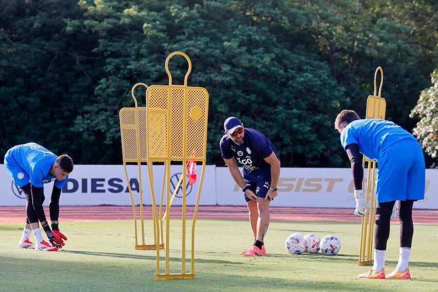 Los arqueros de los clubes locales tienen entrenamiento con la albirroja absoluta.FOTO: @SELECCIÓN PARAGUAYA