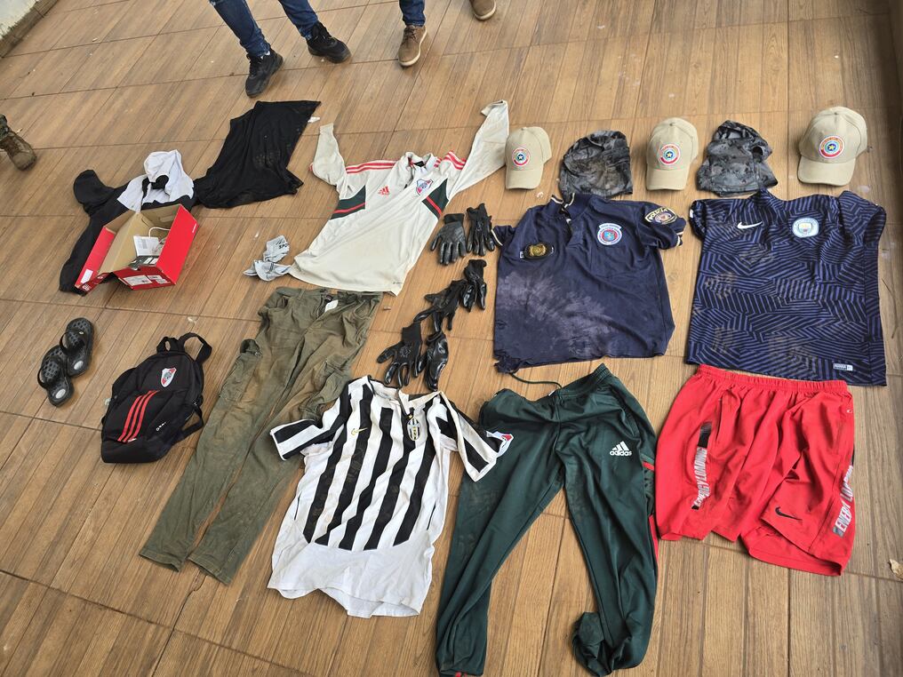 Evidencias incautadas de la casa quinta donde habrán estado los delincuentes que asaltaron dos furgonetas con mercaderías en Minga Guazú. Entre las mismas aparece un uniforme policial con identificación. Foto: Gentileza