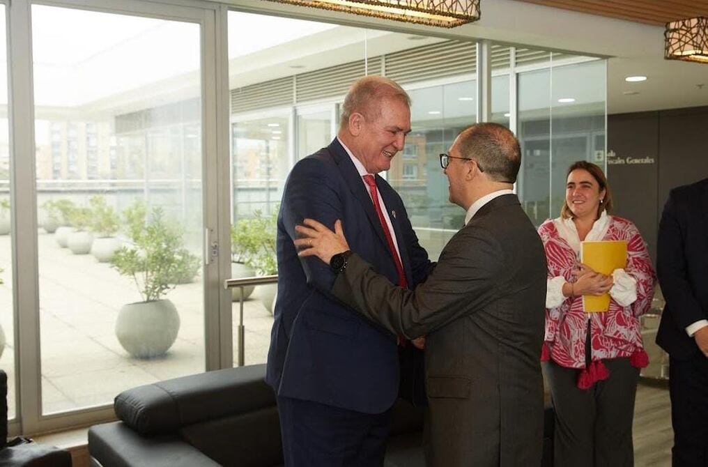 Emiliano Rolón junto con su homólogo Francisco Barboza, reunidos con el objetivo de fortalecer las alianzas y las cooperaciones existentes entre ambas naciones. Foto: Gentileza