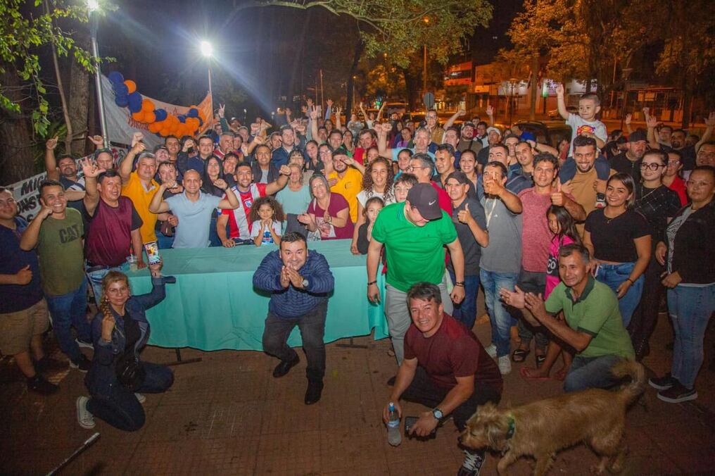 Seguidores del intendente esteño comenzaron a instalarse en las inmediaciones de la sede municipal. Foto: Gentileza 