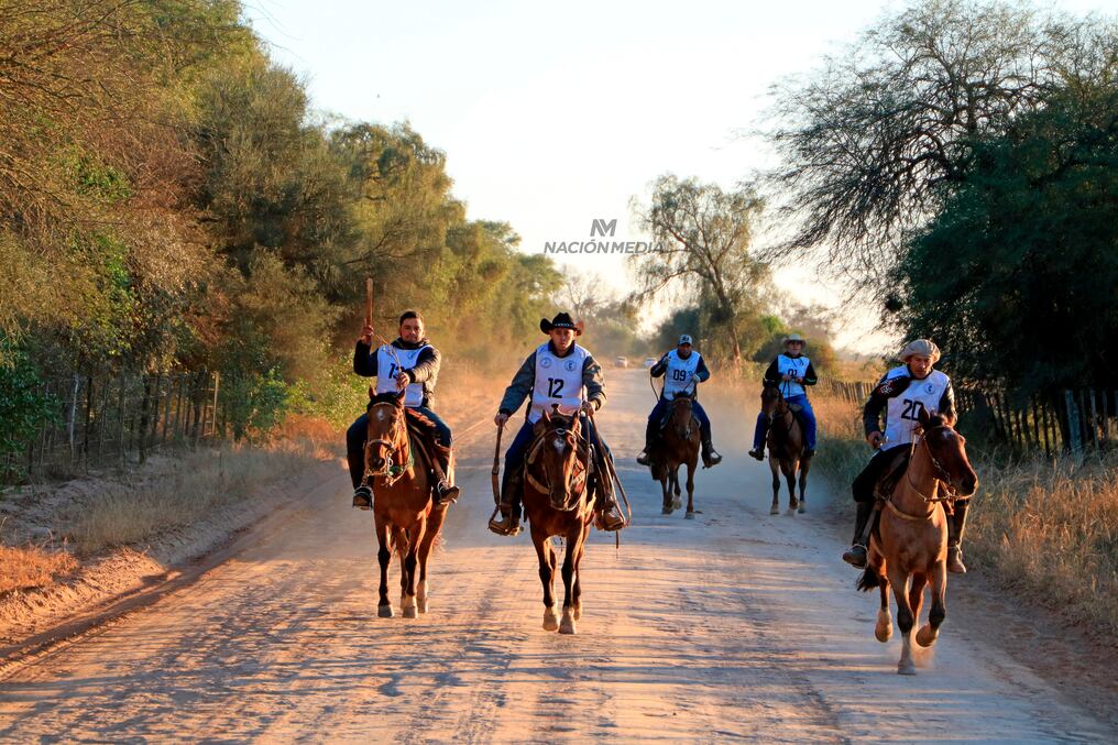Un grupo de 5 caballos terminó la carrea muy adelantado, lo que devela el entusiasmo para la gran final de mañana. Foto: Carlos Juri